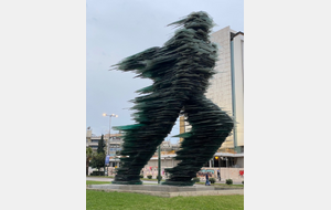 statue en verre de Philippidès sur le tracé du Marathon